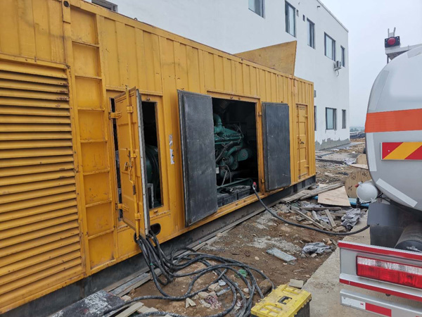 保德如何在发电机出租合同中约定设备的维修和保养责任？