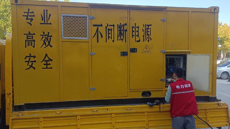 保德柴油发电机组和UPS电源配合使用时，如何避免切换过程中的电力中断？