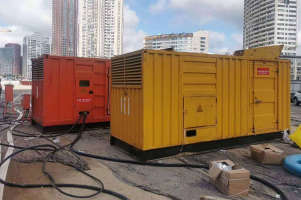 保德压力测试时，发电机组的燃油系统需要达到多少压力？