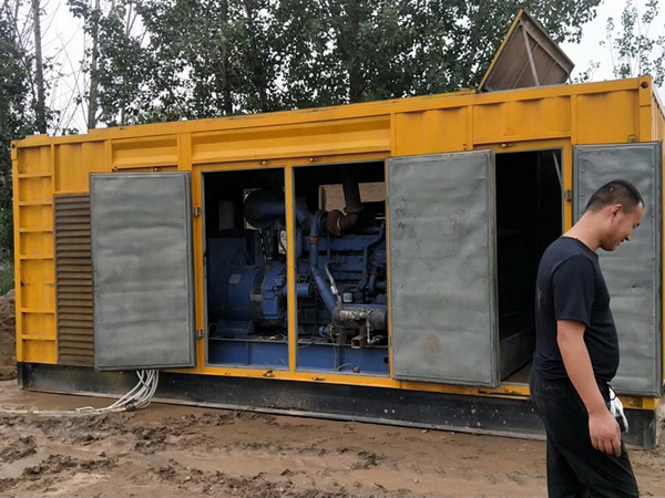 保德进行柴油发电机组电瓶容量测试时，有哪些注意事项？